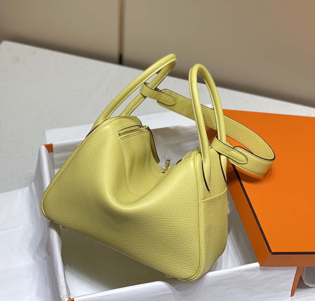 Hermes H073428 Lindy Bag 26 30 H231955 - 26 cm: 26 x 18 x 14 cm / Gold - View 2
