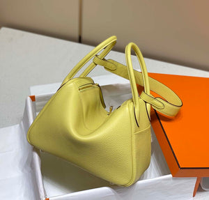 Hermes H073428 Lindy Bag 26 30 H231955 - 26 cm: 26 x 18 x 14 cm / Gold - View 2