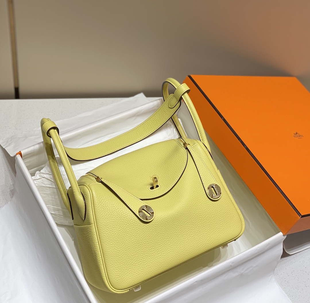 Hermes H073428 Lindy Bag 26 30 H231955 - 26 cm: 26 x 18 x 14 cm / Gold - View 3