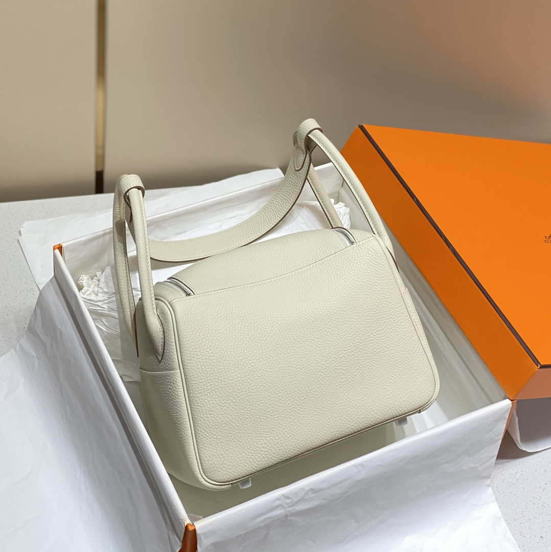 Hermes H073428 Lindy Bag 26 30 H231957 - 26 cm: 26 x 18 x 14 cm / Gold - View 2