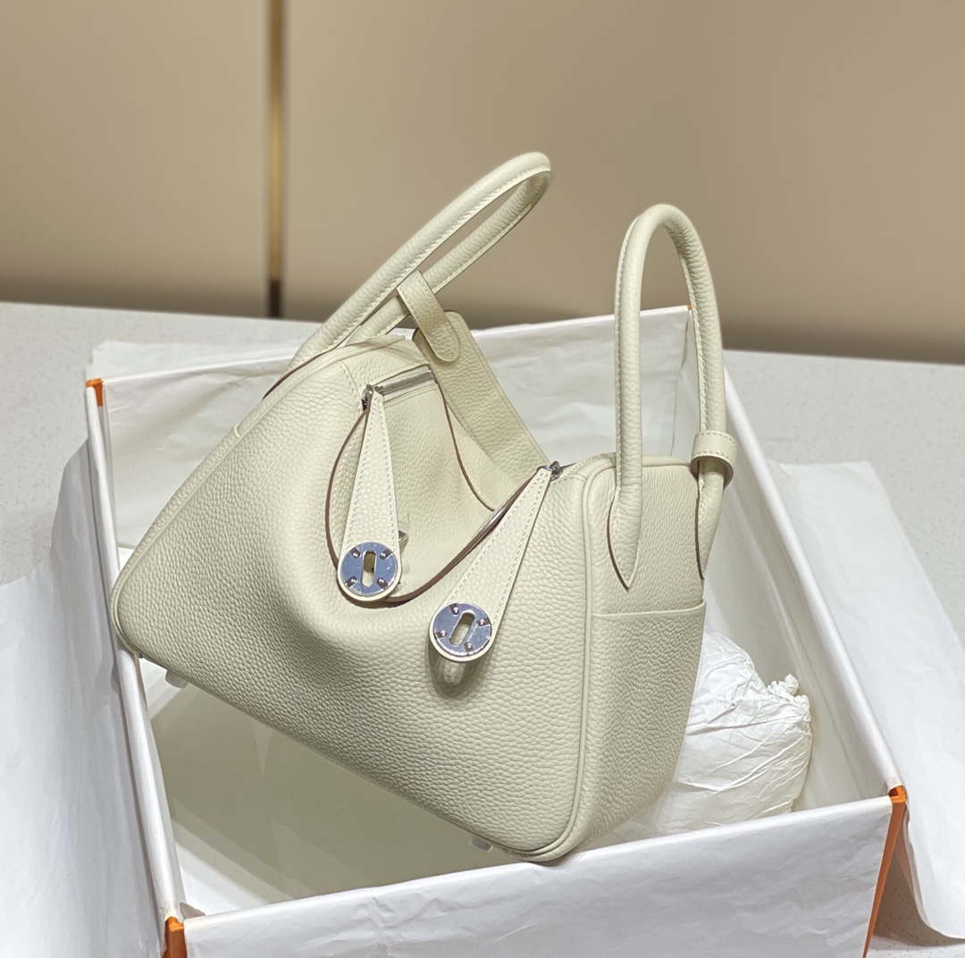 Hermes H073428 Lindy Bag 26 30 H231957 - 26 cm: 26 x 18 x 14 cm / Gold - View 4