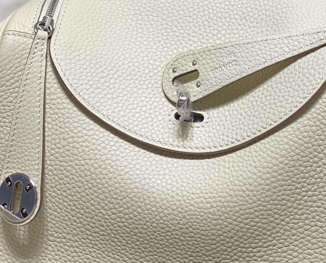 Hermes H073428 Lindy Bag 26 30 H231957 - 26 cm: 26 x 18 x 14 cm / Gold - View 6
