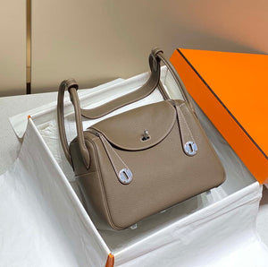 Hermes H073428 Lindy Bag 26 30 H231958 - 26 cm: 26 x 18 x 14 cm / Gold - View 1