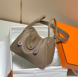 Hermes H073428 Lindy Bag 26 30 H231958 - 26 cm: 26 x 18 x 14 cm / Gold - View 3