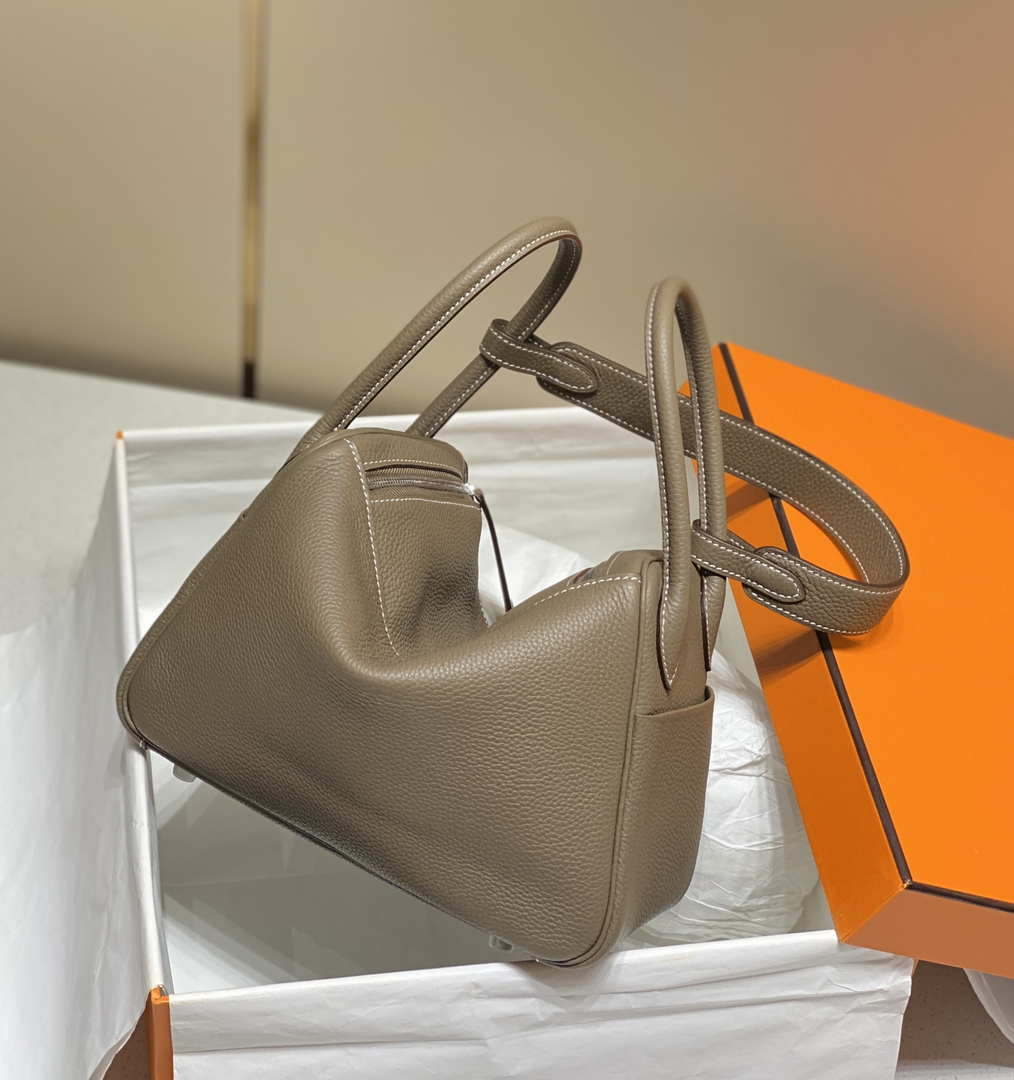 Hermes H073428 Lindy Bag 26 30 H231958 - 26 cm: 26 x 18 x 14 cm / Gold - View 4