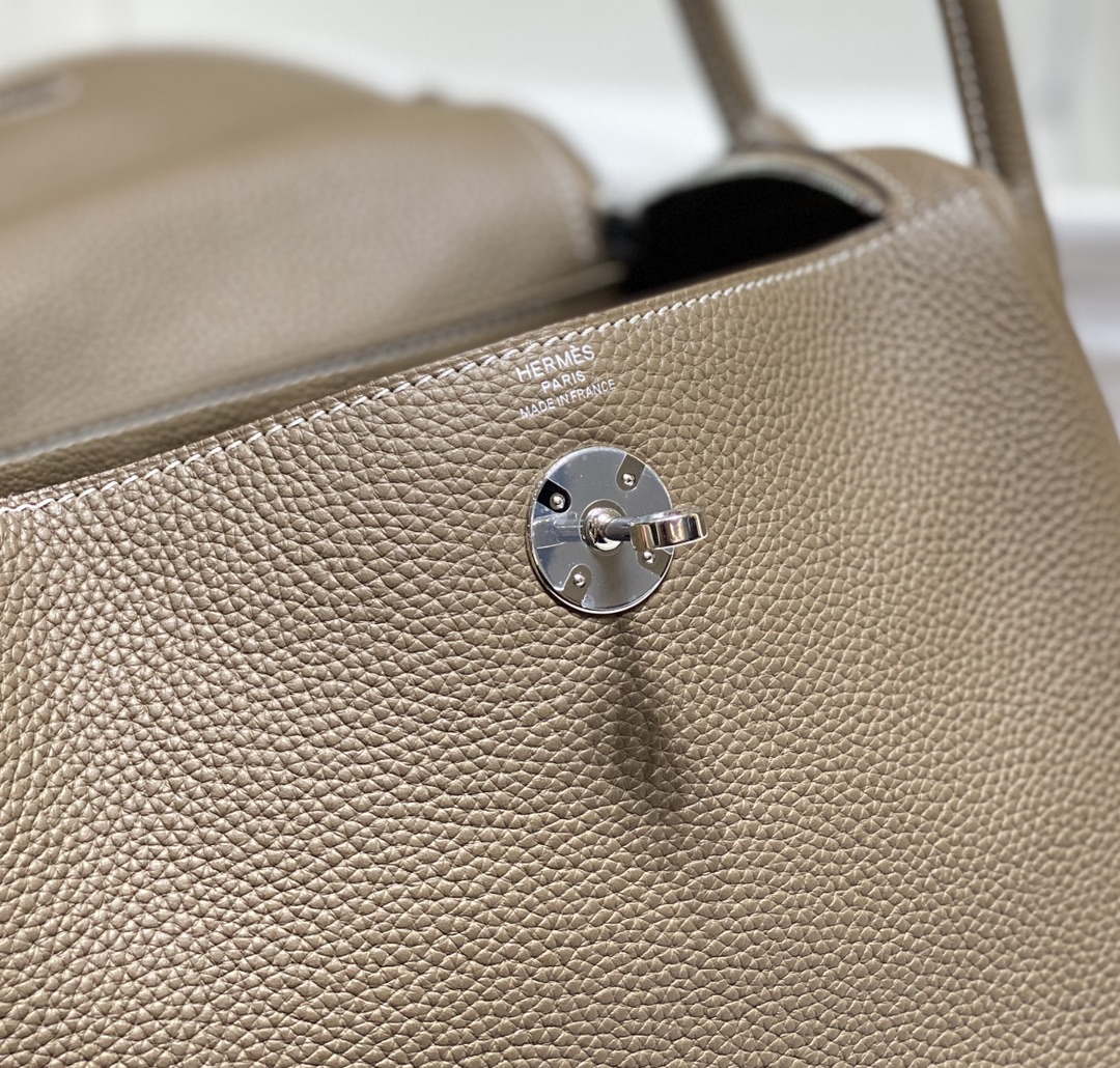 Hermes H073428 Lindy Bag 26 30 H231958 - 26 cm: 26 x 18 x 14 cm / Gold - View 6