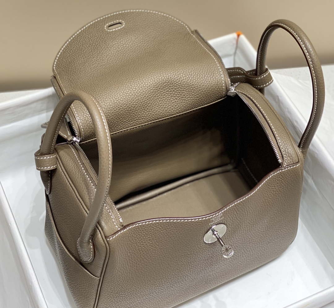 Hermes H073428 Lindy Bag 26 30 H231958 - 26 cm: 26 x 18 x 14 cm / Gold - View 9
