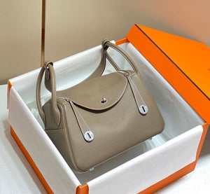 Hermes H073428 Lindy Bag 26 30 H231958 - 26 cm: 26 x 18 x 14 cm / Gold - View 10