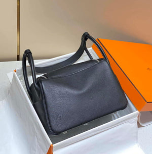 Hermes H073428 Lindy Bag 26 30 H231959 - 26 cm: 26 x 18 x 14 cm / Gold - View 2