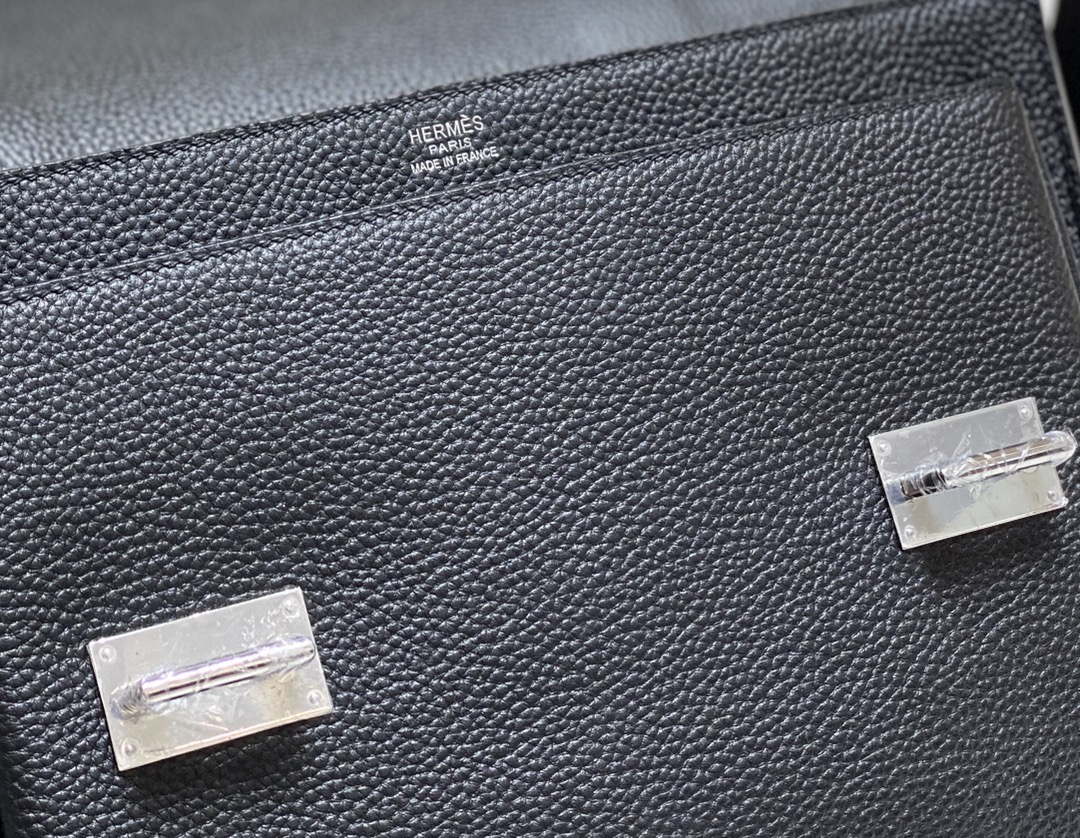 Hermes H074774CK37 Steve light messenger bag Black