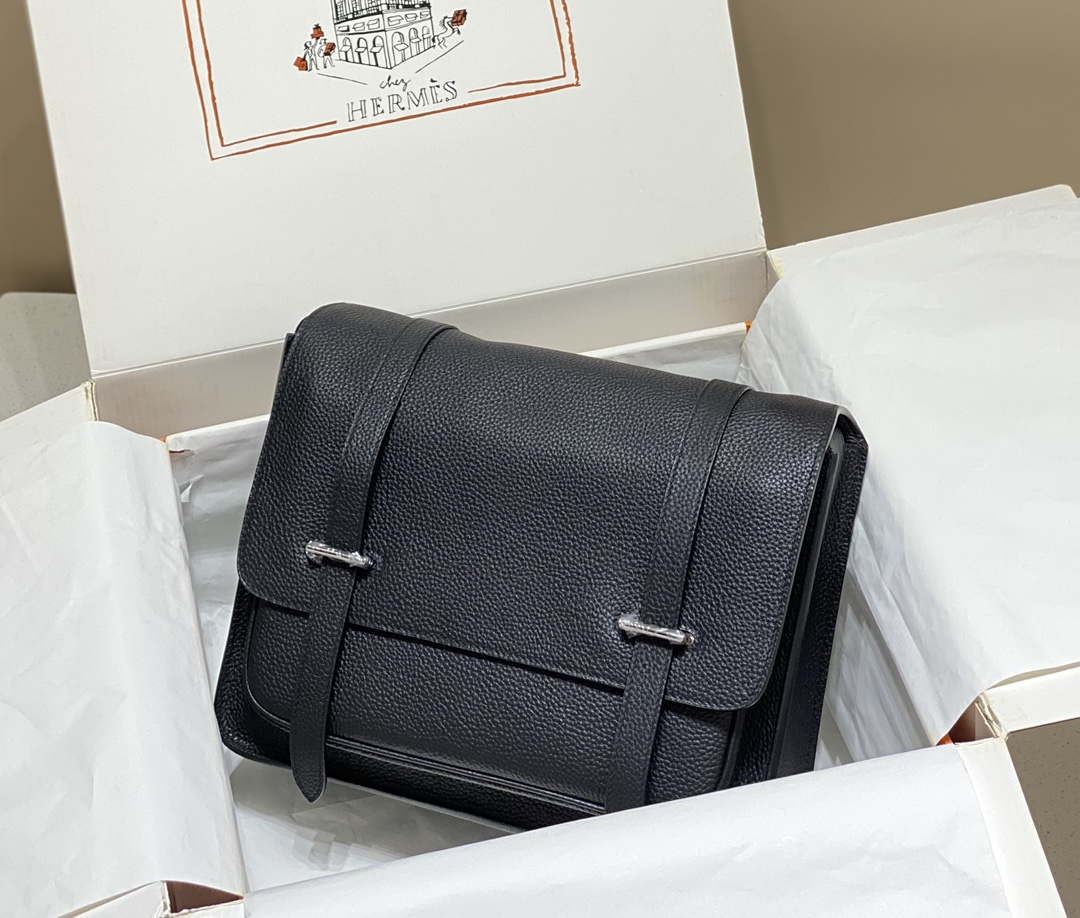Hermes H074774CK37 Steve light messenger bag Black
