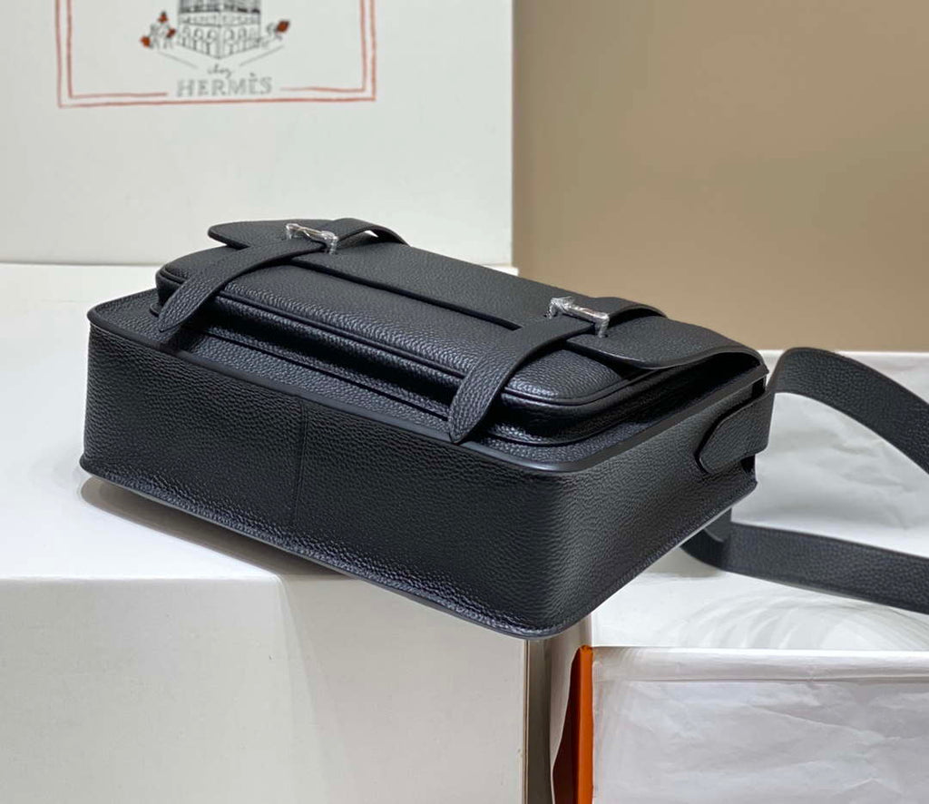 Hermes H074774CK37 Steve light messenger bag Black