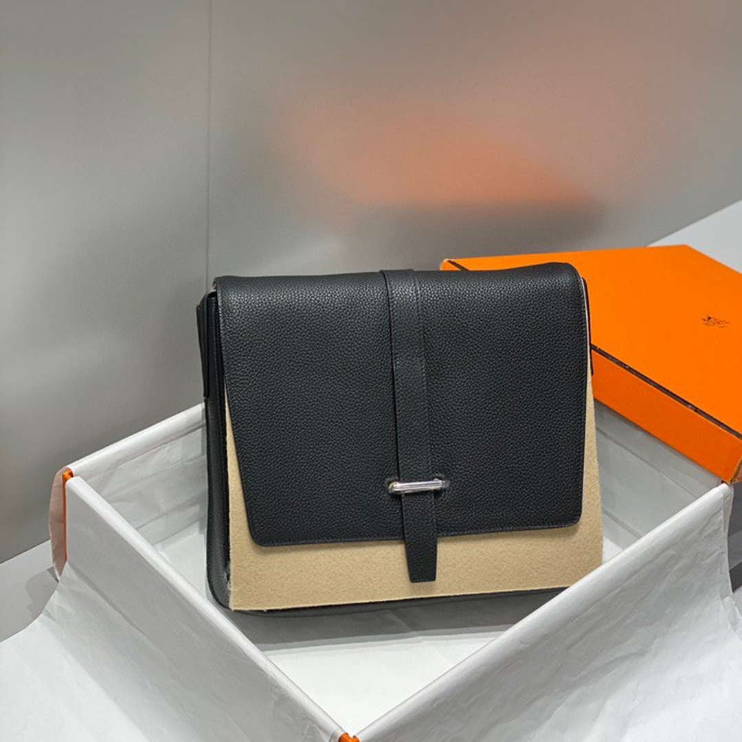 Hermes H082119CK89 Men Steve light junior messenger bag Black