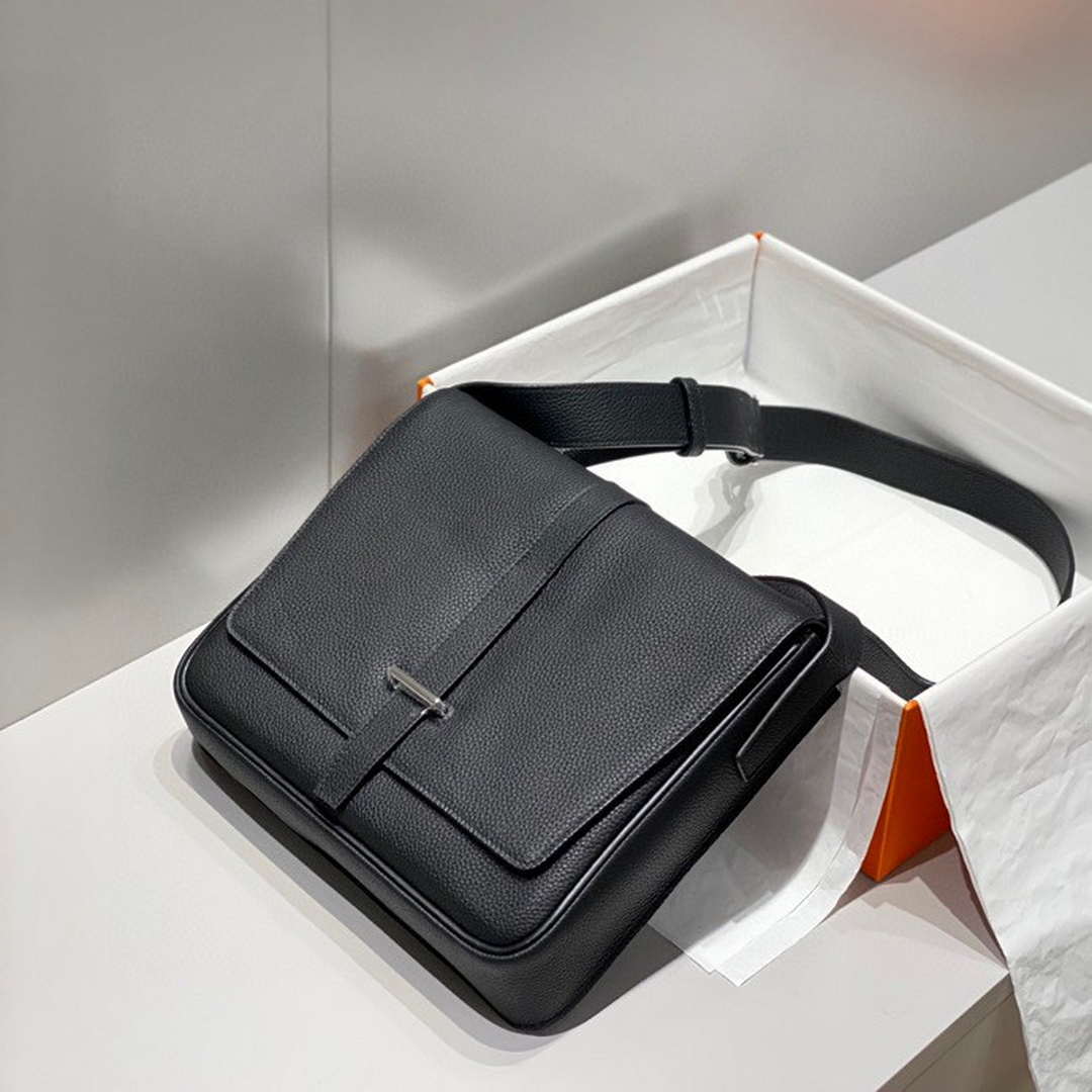 Hermes H082119CK89 Men Steve light junior messenger bag Black