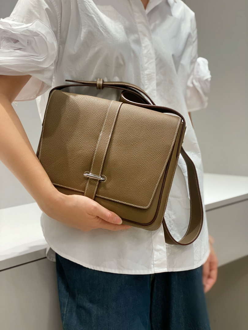 Hermes H082119CK89 Men Steve light junior messenger bag Elephant Gray