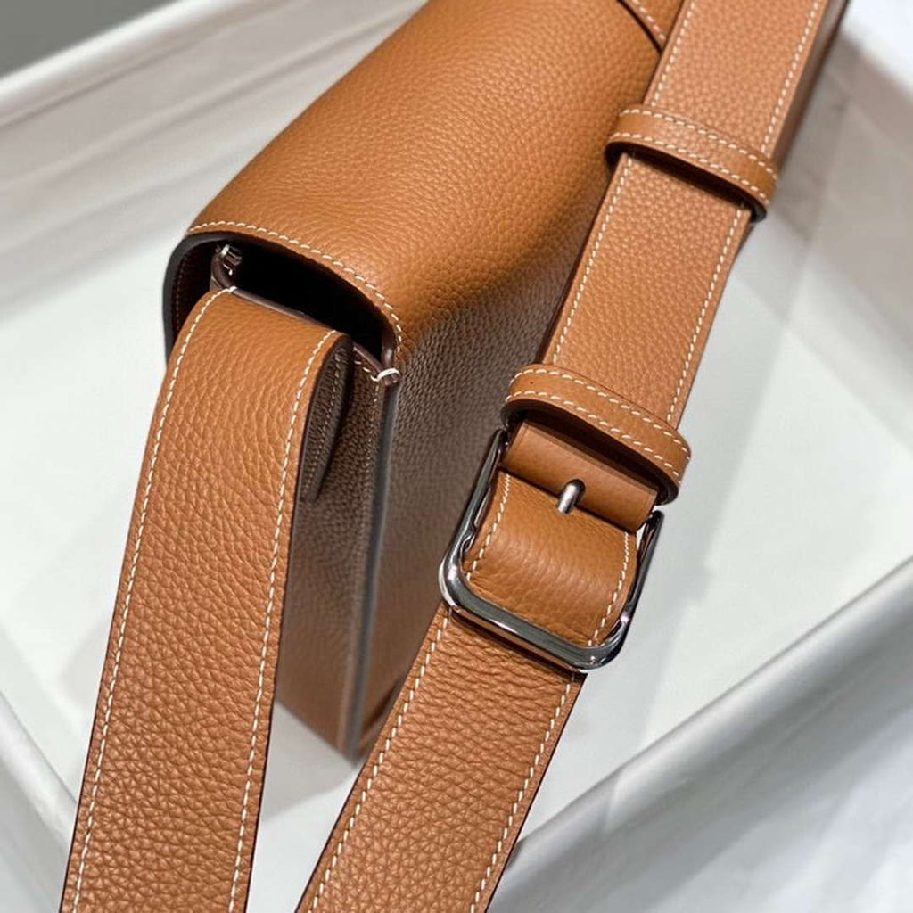 Hermes H082119CK89 Men Steve light junior messenger bag Golden Brown