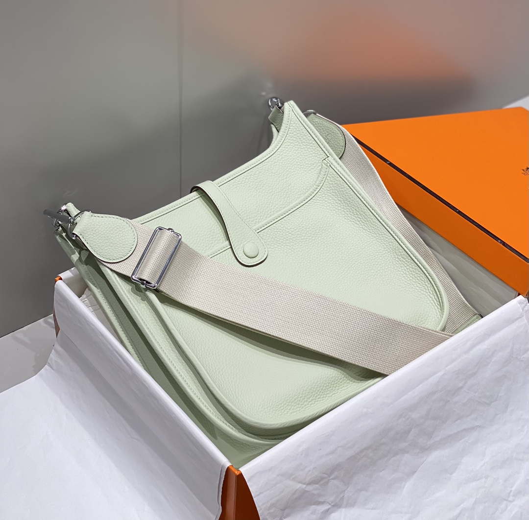 Hermes H083435 Evelyne III 29 Shoulder Bag Silver Hardware Light Green