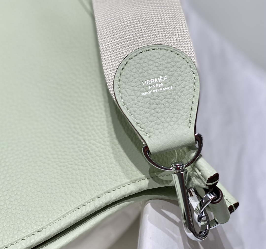 Hermes H083435 Evelyne III 29 Shoulder Bag Silver Hardware Light Green