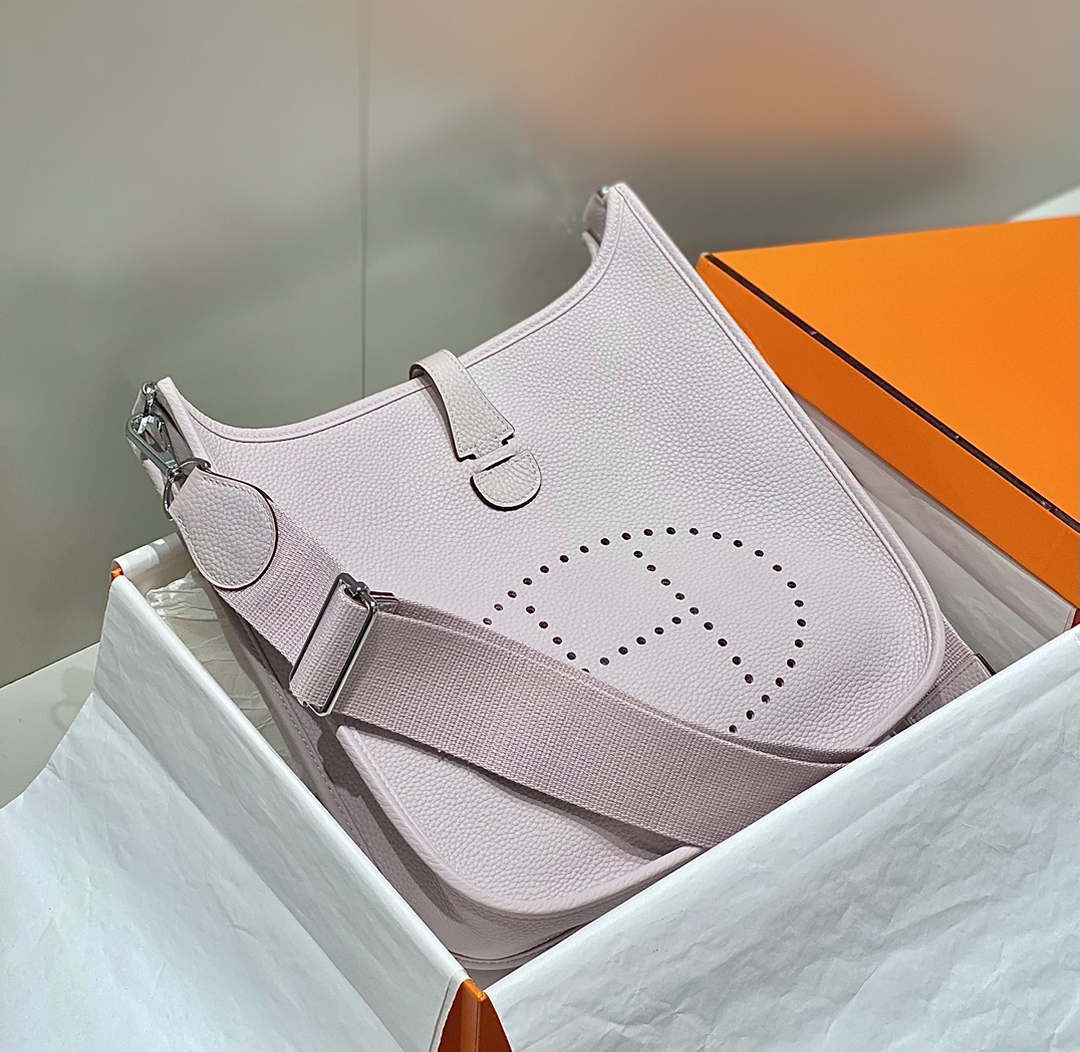 Hermes H083435 Evelyne III 29 Shoulder Bag Silver Hardware Light Purple - Default Title - View 3