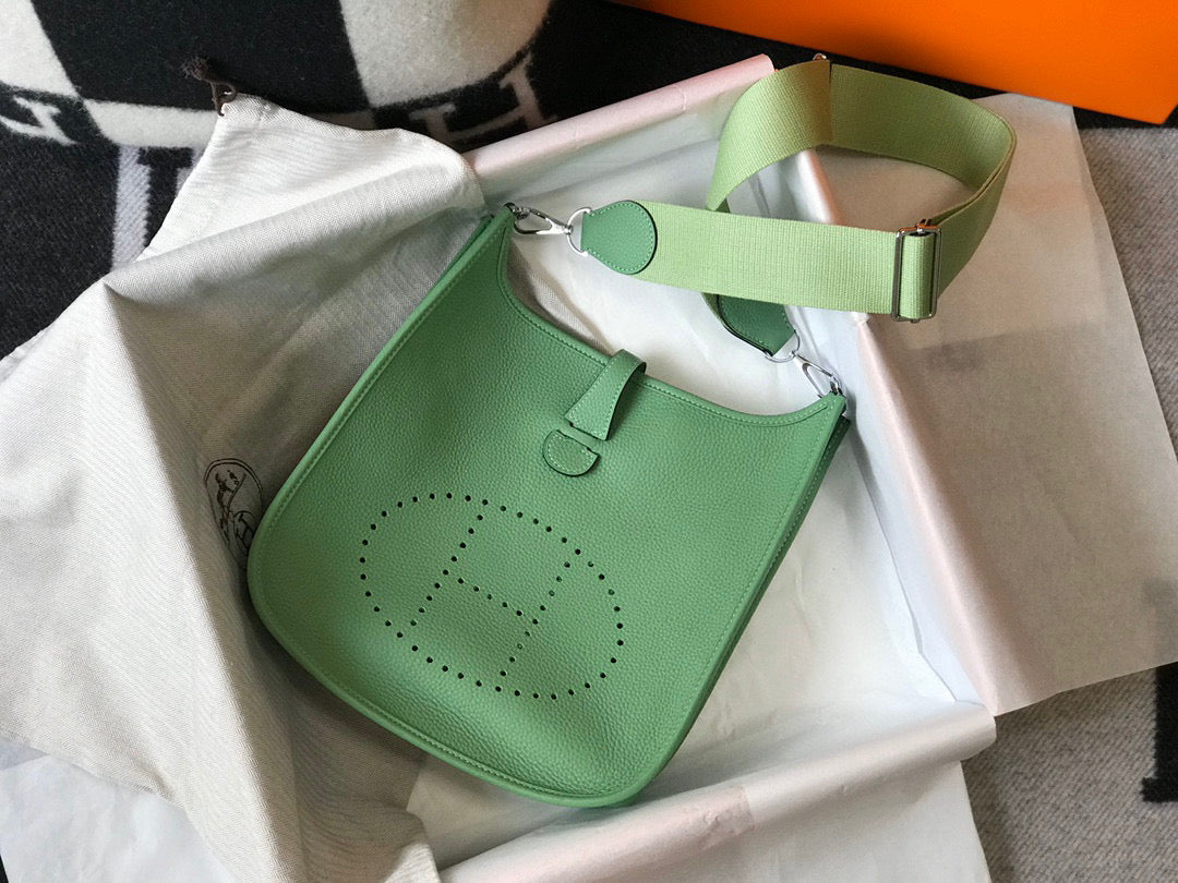 Hermes H083435 Evelyne III 29 Shoulder Bag Silver Hardware Light Green - Default Title - View 2