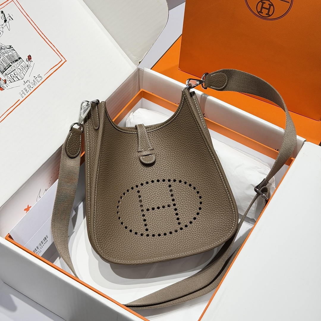 Hermes H083441  Evelyne 23  Clemence Leather Tc cow leather  Shoulder Bag
