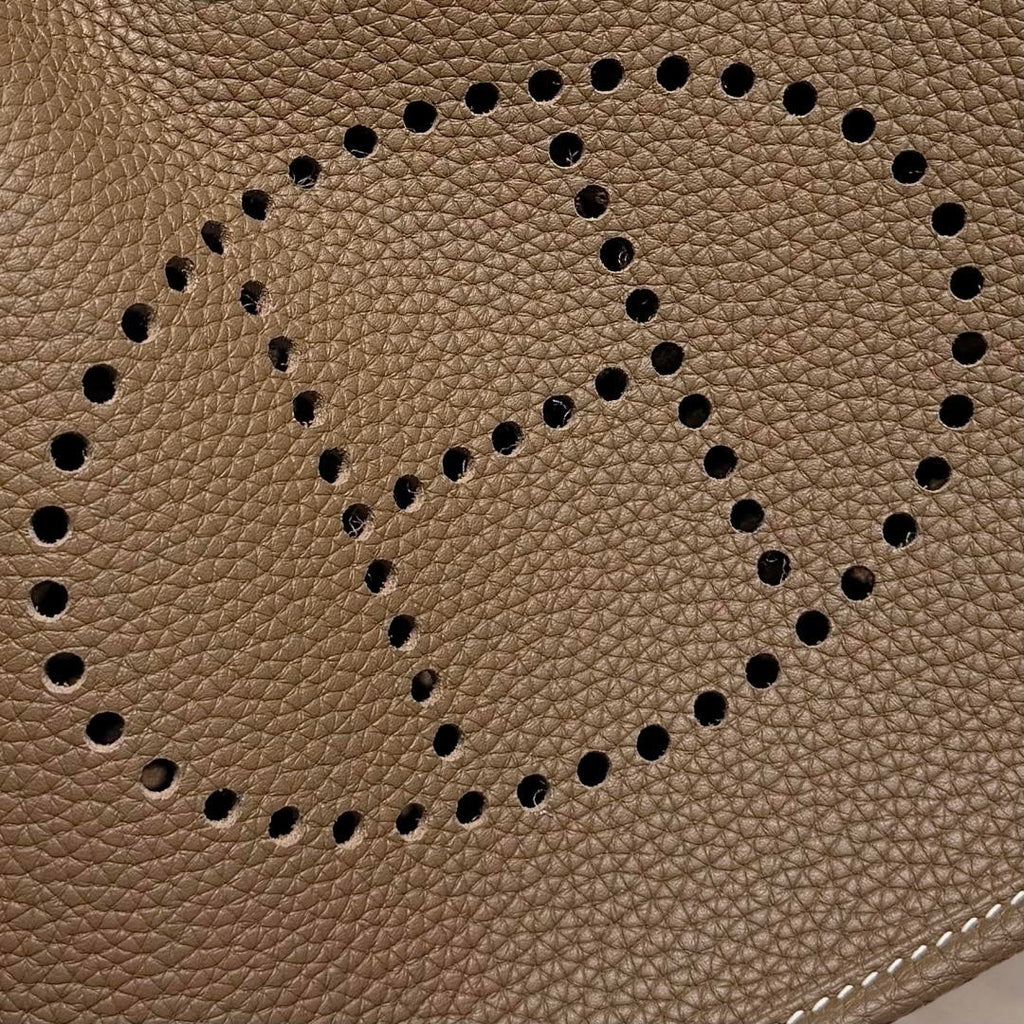 Hermes H083441  Evelyne 23  Clemence Leather Tc cow leather  Shoulder Bag