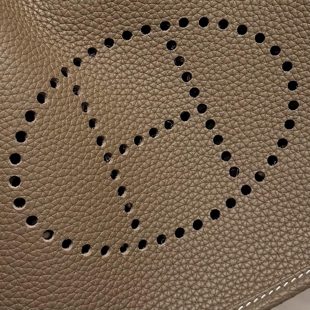 Hermes H083441  Evelyne 23  Clemence Leather Tc cow leather  Shoulder Bag