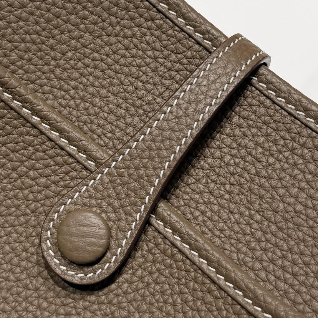 Hermes H083441  Evelyne 23  Clemence Leather Tc cow leather  Shoulder Bag