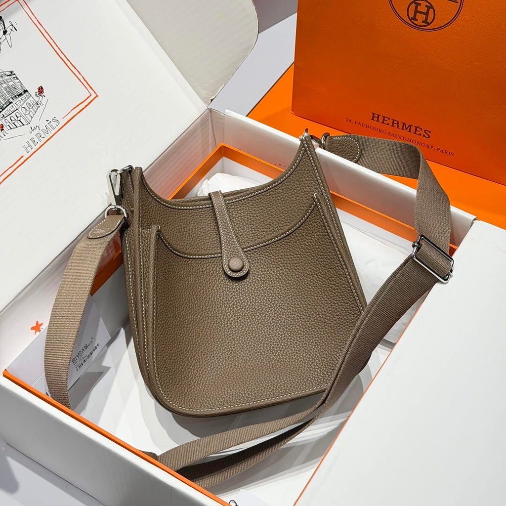 Hermes H083441  Evelyne 23  Clemence Leather Tc cow leather  Shoulder Bag