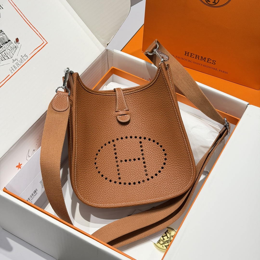 Hermes H083442  Evelyne 23  Clemence Leather Tc cow leather  Shoulder Bag