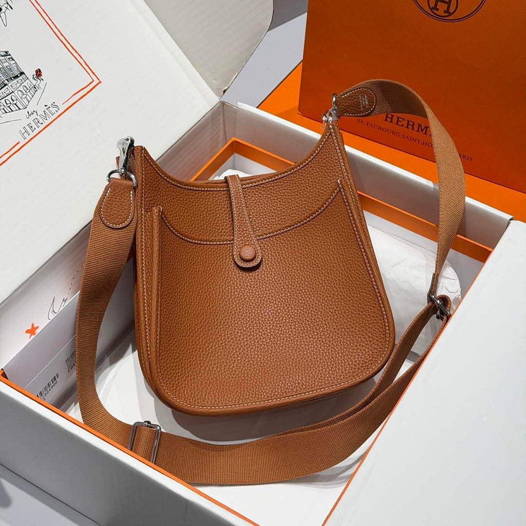 Hermes H083442  Evelyne 23  Clemence Leather Tc cow leather  Shoulder Bag