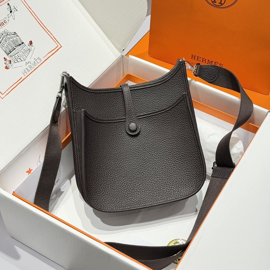 Hermes H083443  Evelyne 23  Clemence Leather Tc cow leather  Shoulder Bag