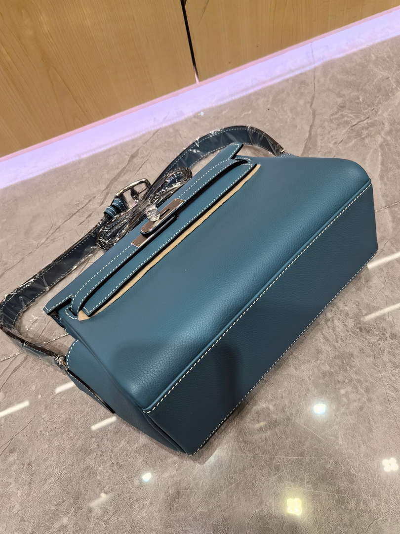 Hermes H084109CK25 Kelly Messager Shoulder Togo 25 bags Sky Blue Silver