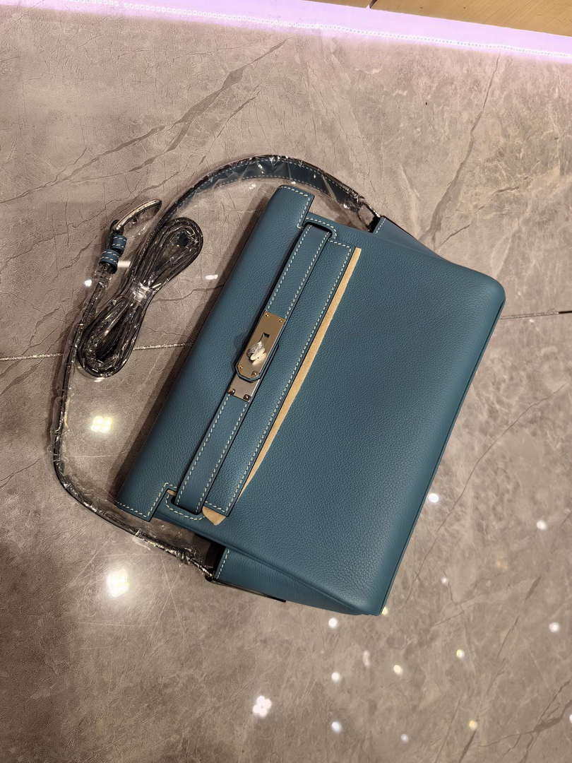 Hermes H084109CK25 Kelly Messager Shoulder Togo 25 bags Sky Blue Silver