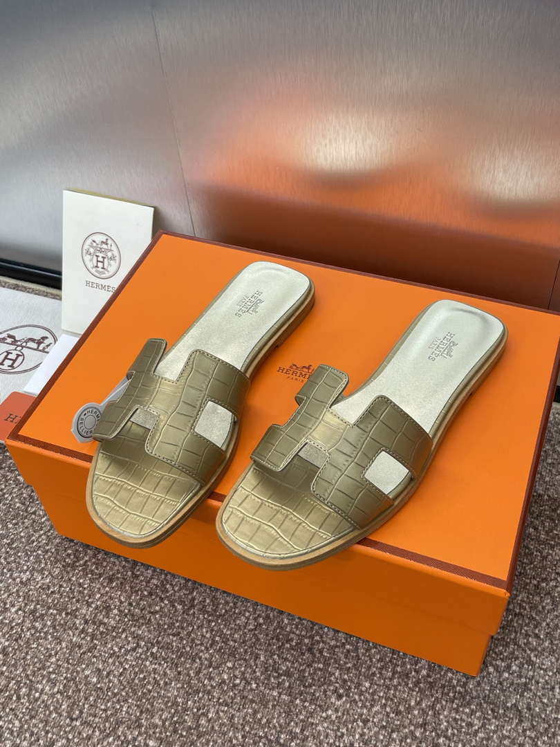Hermes H202230Zv5K360 Women Crocodile calfskin Oran Sandal H33640