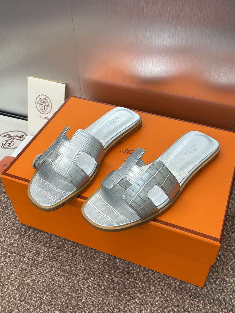 Hermes H202230Zv5K360 Women Crocodile calfskin Oran Sandal H33641