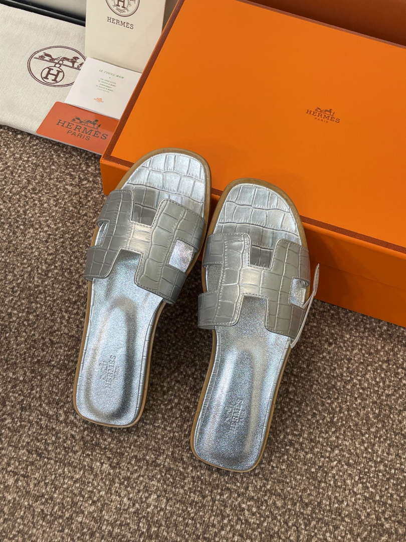 Hermes H202230Zv5K360 Women Crocodile calfskin Oran Sandal H33641