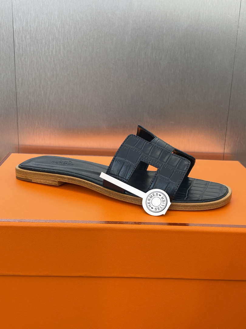 Hermes H202230Zv5K360 Women Crocodile calfskin Oran Sandal H33645