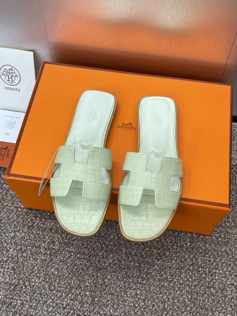 Hermes H202230Zv5K360 Women Crocodile calfskin Oran Sandal H33646