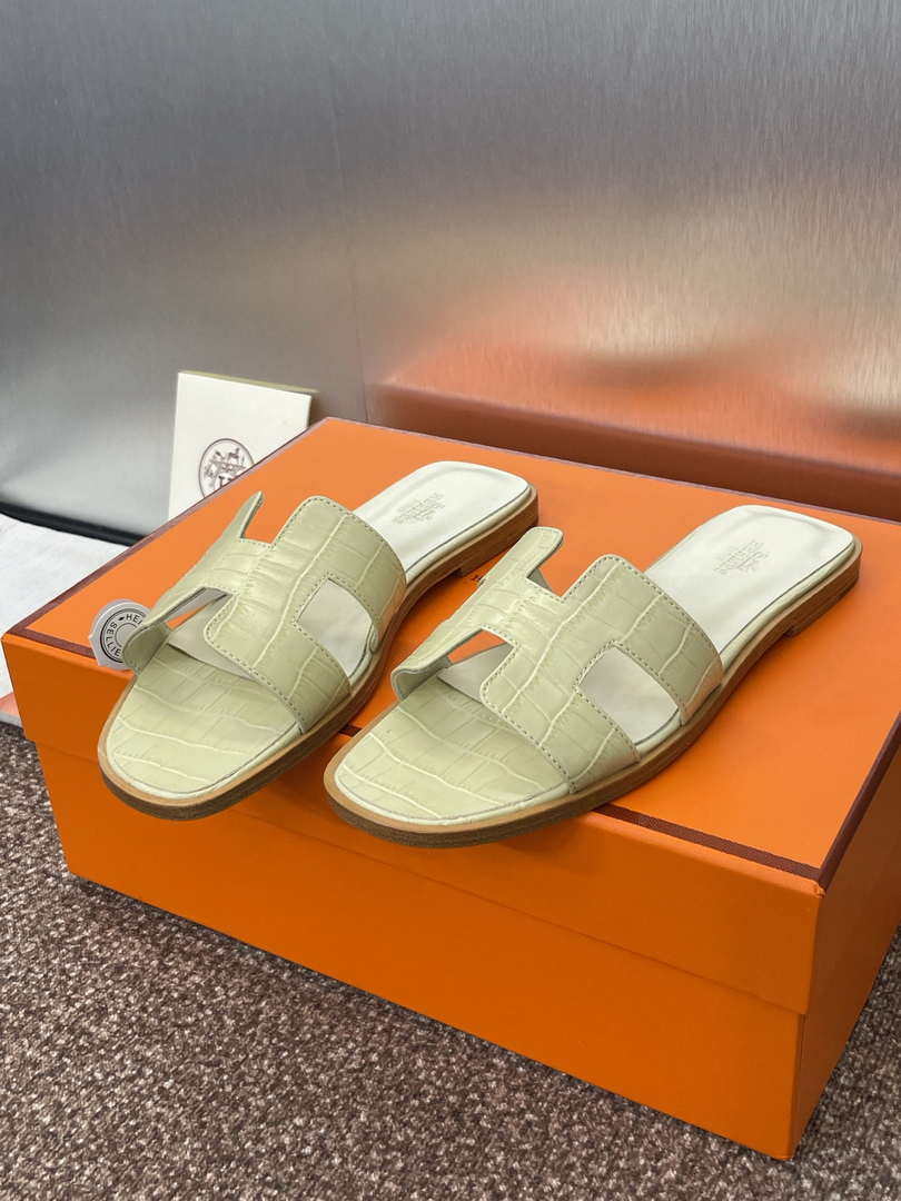 Hermes H202230Zv5K360 Women Crocodile calfskin Oran Sandal H33646