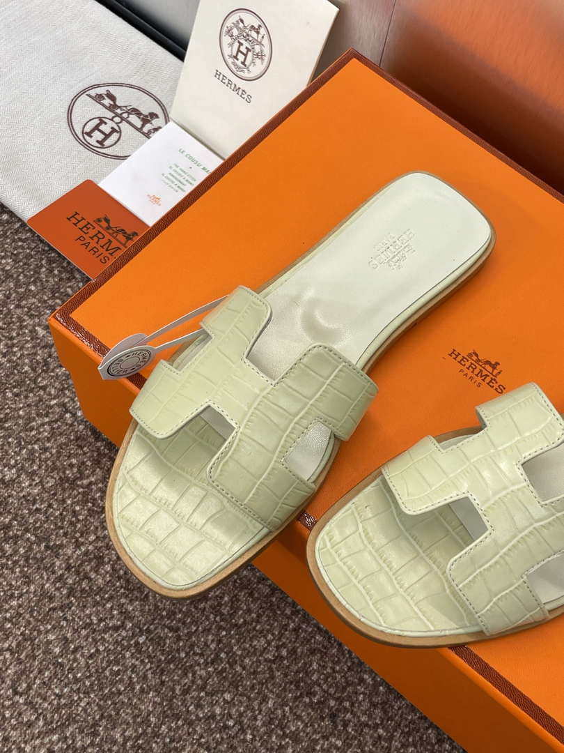 Hermes H202230Zv5K360 Women Crocodile calfskin Oran Sandal H33646