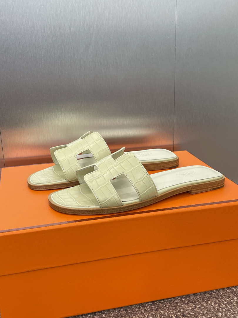 Hermes H202230Zv5K360 Women Crocodile calfskin Oran Sandal H33646