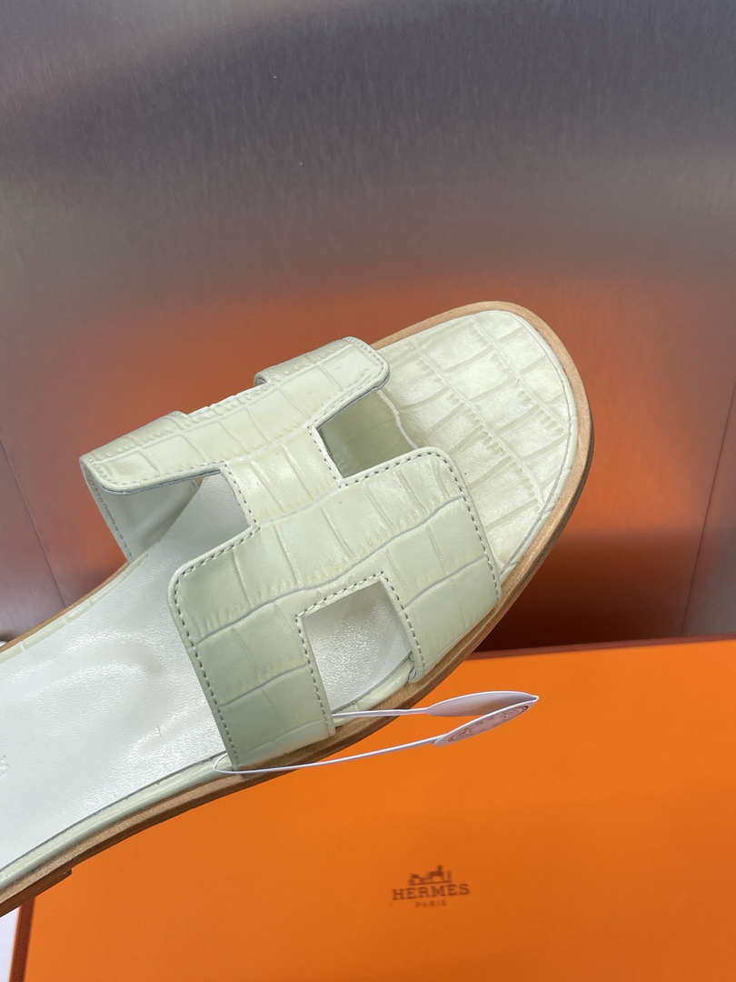 Hermes H202230Zv5K360 Women Crocodile calfskin Oran Sandal H33646