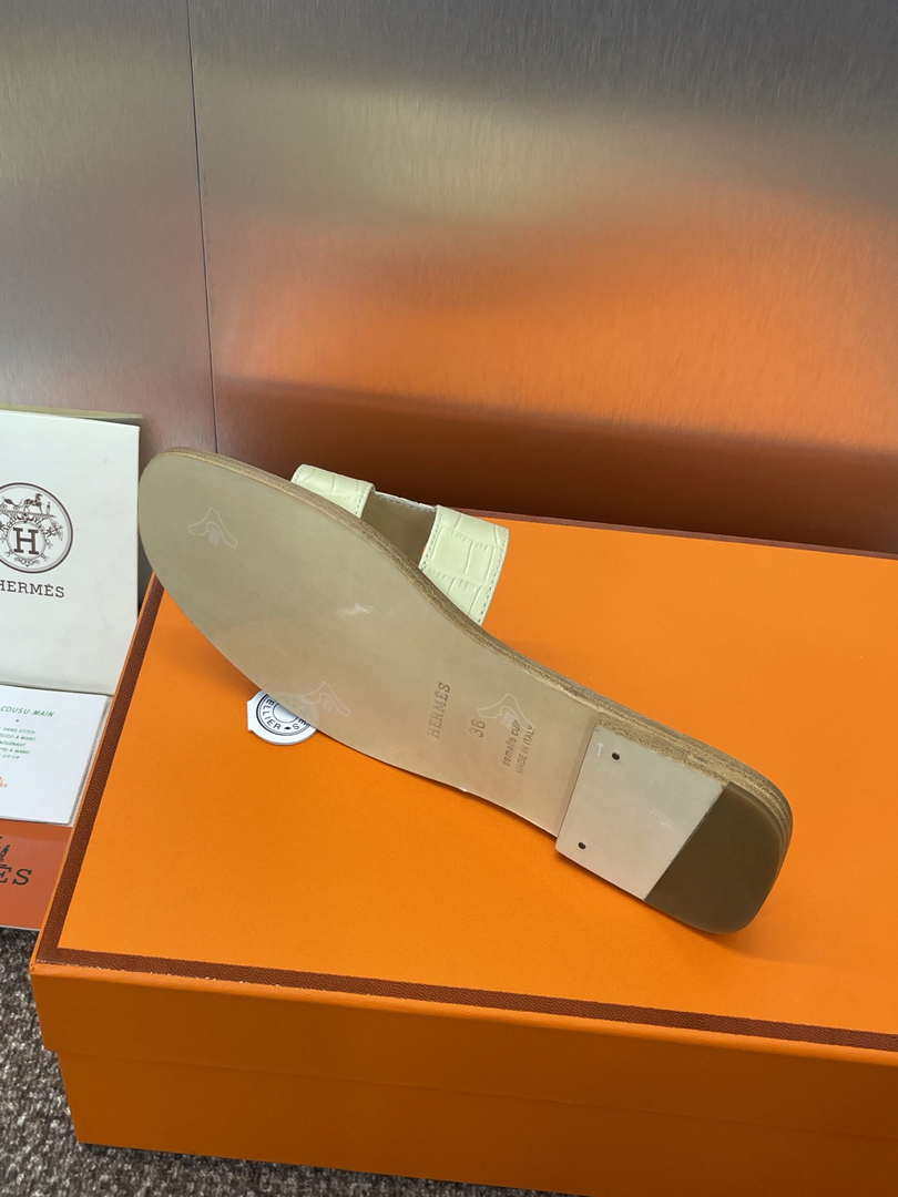 Hermes H202230Zv5K360 Women Crocodile calfskin Oran Sandal H33646