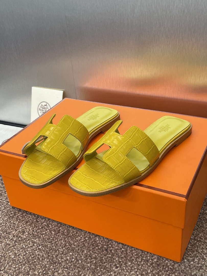 Hermes H202230Zv5K360 Women Crocodile calfskin Oran Sandal H33647