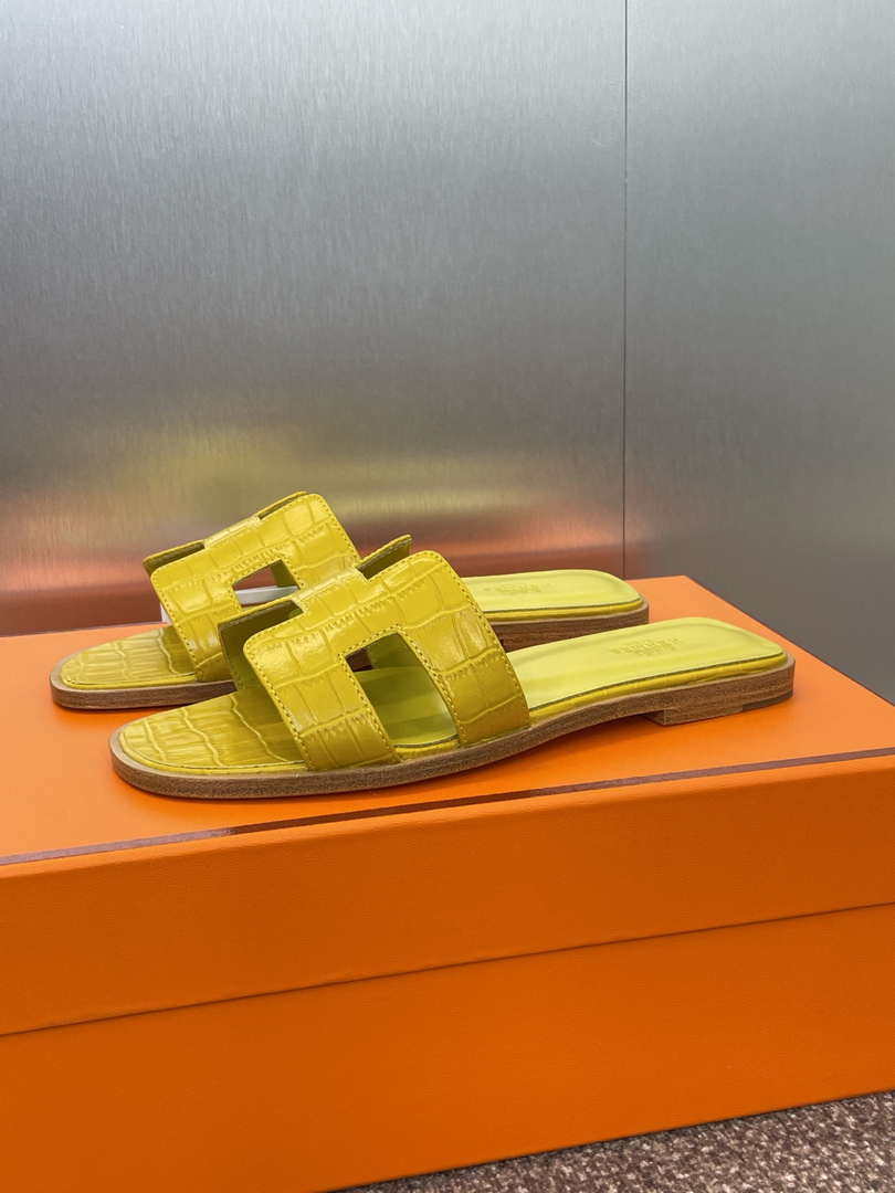 Hermes H202230Zv5K360 Women Crocodile calfskin Oran Sandal H33647