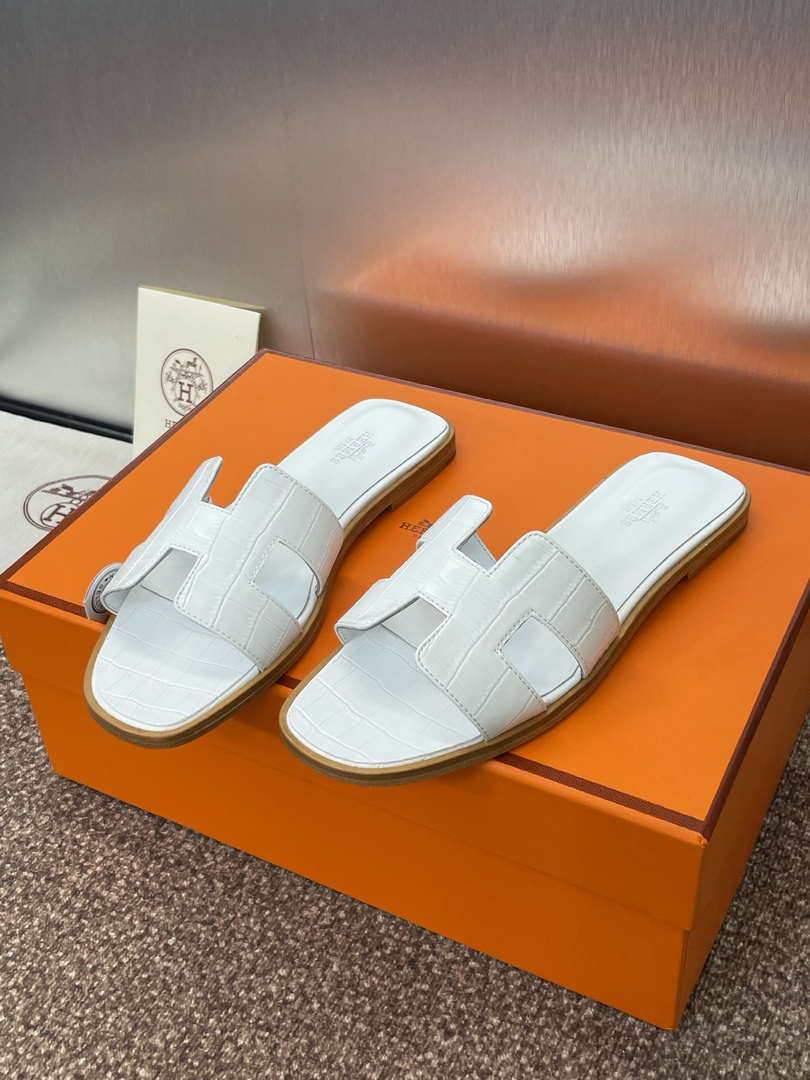 Hermes H202230Zv5K360 Women Crocodile calfskin Oran Sandal H33648