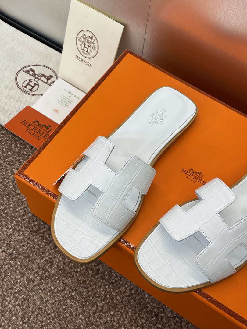 Hermes H202230Zv5K360 Women Crocodile calfskin Oran Sandal H33648