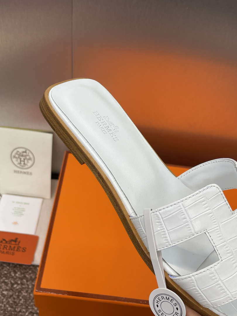 Hermes H202230Zv5K360 Women Crocodile calfskin Oran Sandal H33648