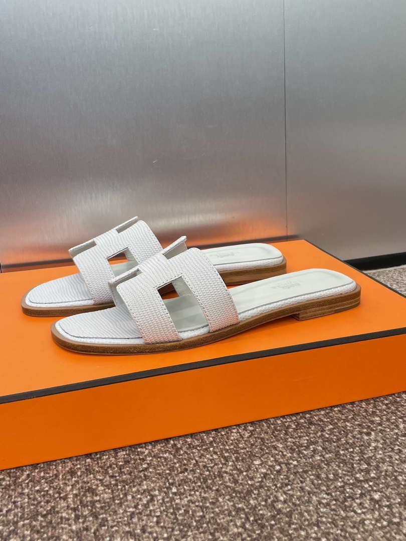 Hermes H202272ZvX3360 Women Lizard-patterned calfskin Oran Sandal H33658